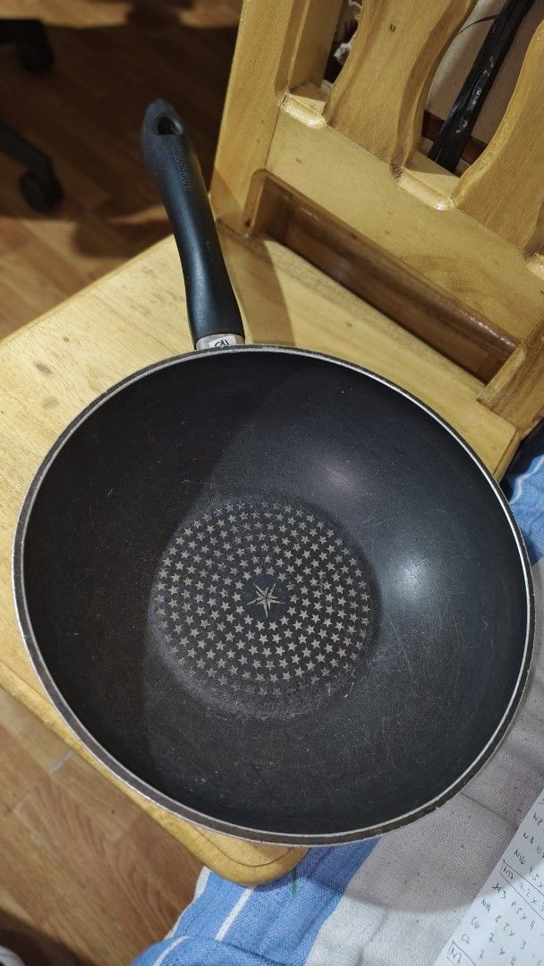 Happycall Wok Pan Made in Korea (Category: Cookware & Accessories) located in Baguio. Submitted by je_ver_lyn16 (Listing ID 1464154659, Image 1). Description: - Happycall Wok Pan - Made in Korea - Non-stick surface with unique star pattern - Sturdy and comfortable handle - Ideal for stir-frying and various cooking methods - Shows minor signs of use, fully functional -medyo mabigat dimes: 10.5 x 3 inch.