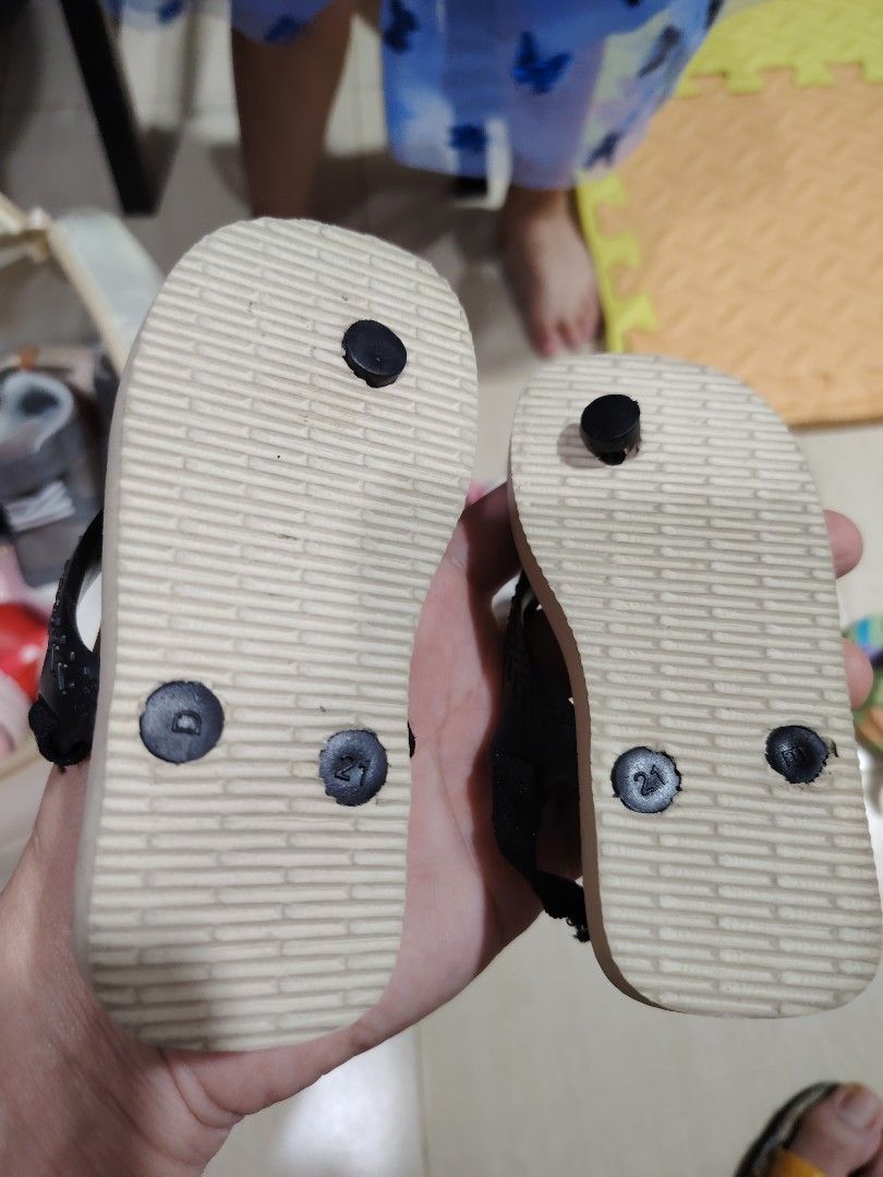 Havaianas Kids Flip-flops Size 7C (Category: Babies & Kids Fashion) located in Makati City. Submitted by jayclutter0976004 (Listing ID 1464164844, Image 3). Description: - Cute Havaianas flip-flops for kids - Available in floral and leopard print - Includes a heel strap for a secure fit - Size: 7C (EUR 24) - Ideal for beach trips or everyday casual wear - Easy to slip on and off.