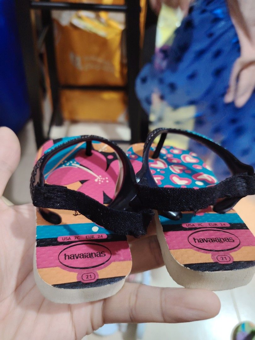 Havaianas Kids Flip-flops Size 7C (Category: Babies & Kids Fashion) located in Makati City. Submitted by jayclutter0976004 (Listing ID 1464164844, Image 2). Description: - Cute Havaianas flip-flops for kids - Available in floral and leopard print - Includes a heel strap for a secure fit - Size: 7C (EUR 24) - Ideal for beach trips or everyday casual wear - Easy to slip on and off.