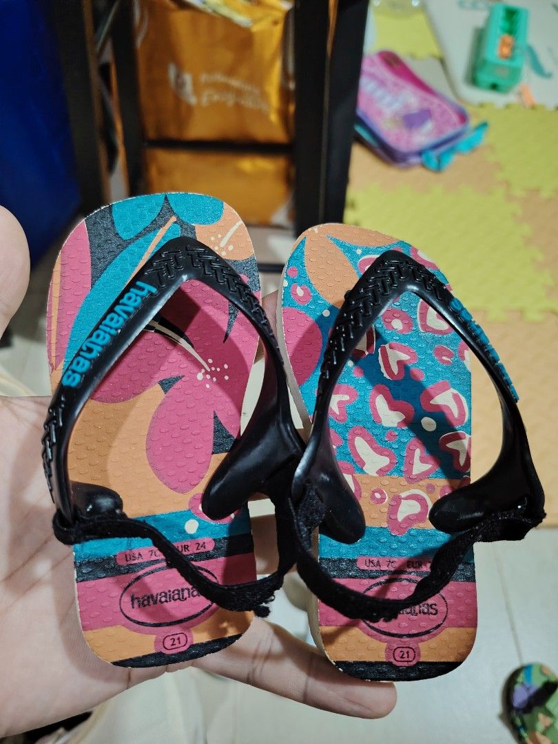 Havaianas Kids Flip-flops Size 7C (Category: Babies & Kids Fashion) located in Makati City. Submitted by jayclutter0976004 (Listing ID 1464164844, Image 1). Description: - Cute Havaianas flip-flops for kids - Available in floral and leopard print - Includes a heel strap for a secure fit - Size: 7C (EUR 24) - Ideal for beach trips or everyday casual wear - Easy to slip on and off.