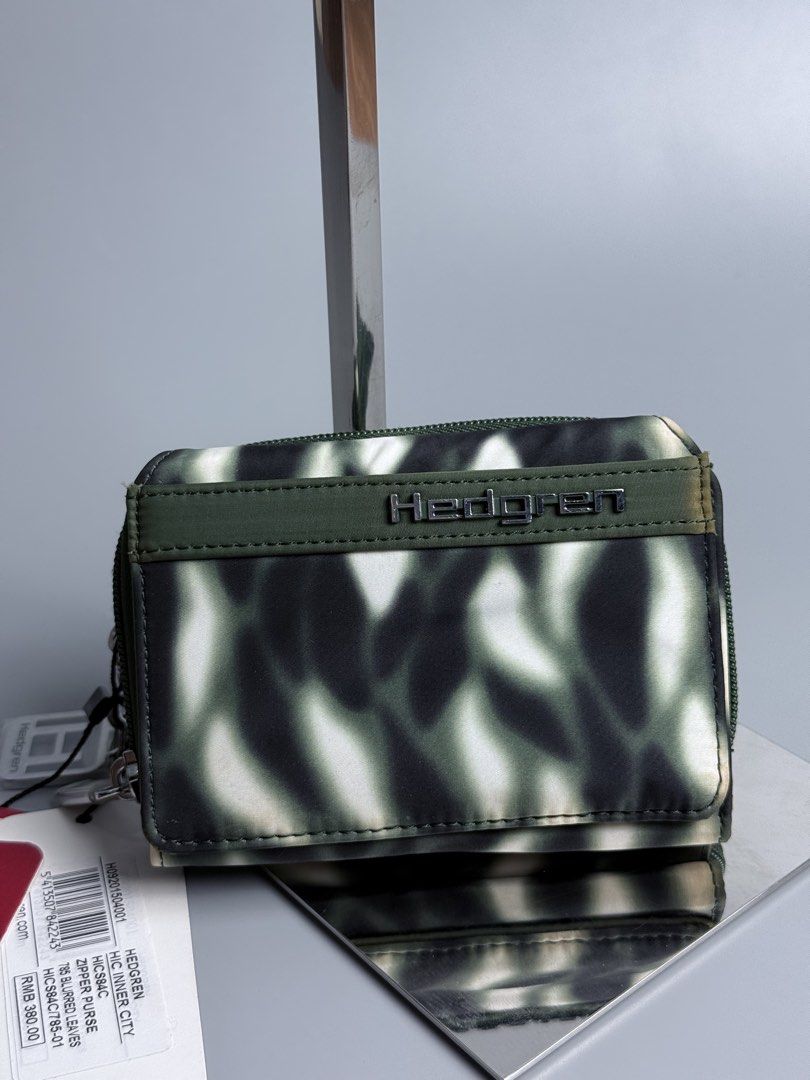 Hedgren Blurred Leaves Print Wallet (Category: Wallets & Card holders) located in San Pablo. Submitted by zzz.archvs (Listing ID 1464266056, Image 2). Description: New with Hang tags Multiple Card Holders Has a lot of compartments .