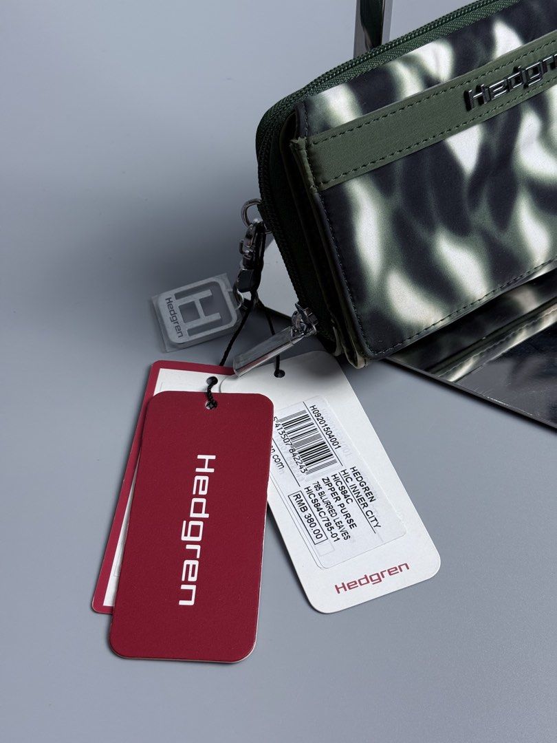 Hedgren Blurred Leaves Print Wallet (Category: Wallets & Card holders) located in San Pablo. Submitted by zzz.archvs (Listing ID 1464266056, Image 3). Description: New with Hang tags Multiple Card Holders Has a lot of compartments .
