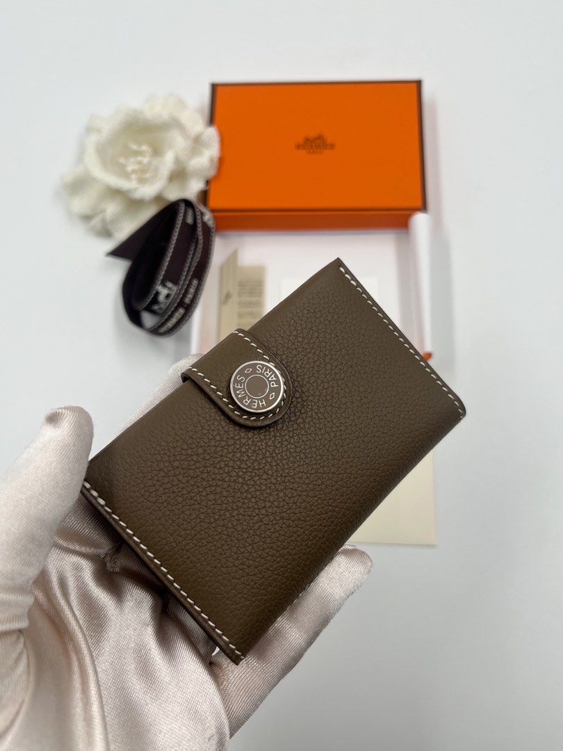 ⚜️Hermes - RMS Card Holder wallet (Category: Luxury Bags & Wallets) located in Makati City. Submitted by 90sangel (Listing ID 1464234341, Image 1). Description: •Item: Hermes Card holder 💳🪪 etoupe / toundra •Condition: Gently Used, Good as New! *Card holder in Evercolor calfskin - Snap closure - 2 credit card slots on each side As this product is handmade, the dimensions indicated may vary. Made in France Metallic finish: Palladium plated Dimen