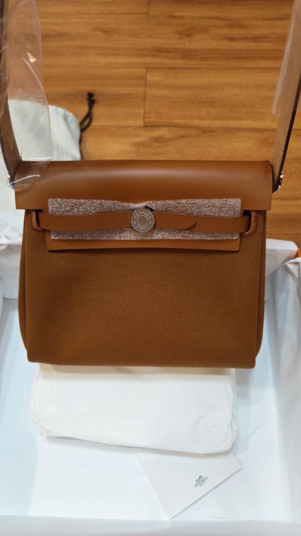 Hermes Shoulder Bag (Category: Shoulder Bags) located in Mandaluyong City. Submitted by thunderjetlee6 (Listing ID 1464220566, Image 3). Description: Complete set with official receipt. PM for more details (09173223060).
