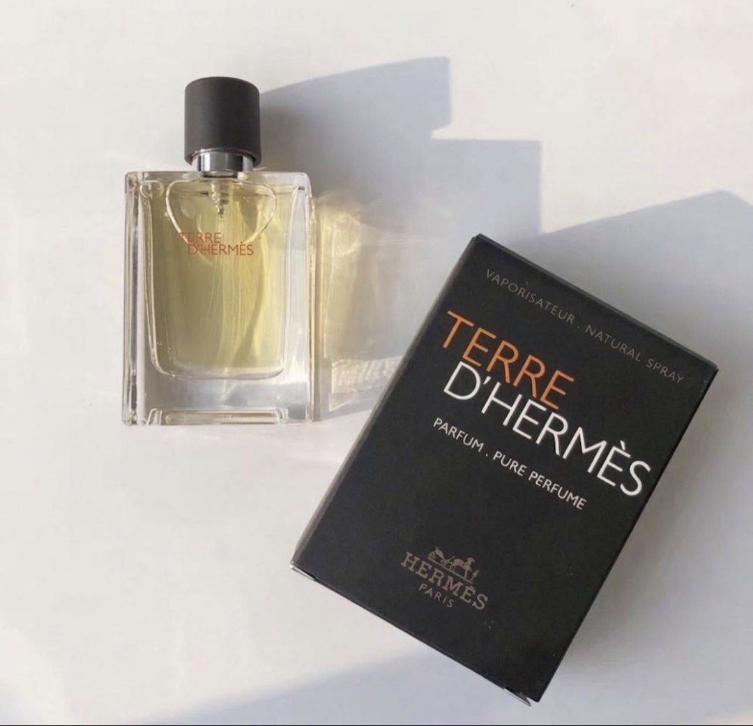 正品HERMES愛馬仕 Terre D'Hermes 大地男士純香精 PARFUM. PURE PERFUME 12.5ml （分類：健康及美容 - 香水＆香體噴霧）位於 Hong Kong。 由 glamoroussss 提交（商品編號 1464169677，圖片 2）。簡介： 100%new and real 包本地平郵或順豐到付 12.5ml 隨身裝 有噴頭 Terre d‘Hermes香氛蘊含的七種成份全部由植物和礦物精華組成，以60%的西洋杉當主結構，也希望擁有市面上柑橘調無法呈現的清新與明亮的生命力，於是他自創新柑橘調。 香水的原材料完全採用天然材質，葡萄柚、甜椒與粉紅胡椒粒的活潑香氣，在高貴的天竺葵和西洋杉堅忍的氣息之外，塑造出動靜皆宜的氛圍。他對土地礦石的豐饒有着深深的感動，卻苦於世上沒有礦石味，於是觸摸再三並敲擊打火石來記憶味道，再像寫樂譜般在腦海調好配方，從而創造出世上所沒有的礦石味。 。