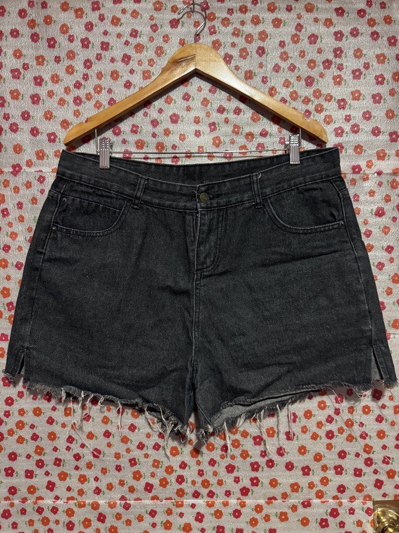 Highwaist plus size black short (Category: Shorts) located in Bacoor. Submitted by teneleven_apparel (Listing ID 1464279082, Image 1). Description: Size: 4XL Measurement ( based on measure tape: 37x15L Condition: never been worn 📍 Jnt or lalamove.