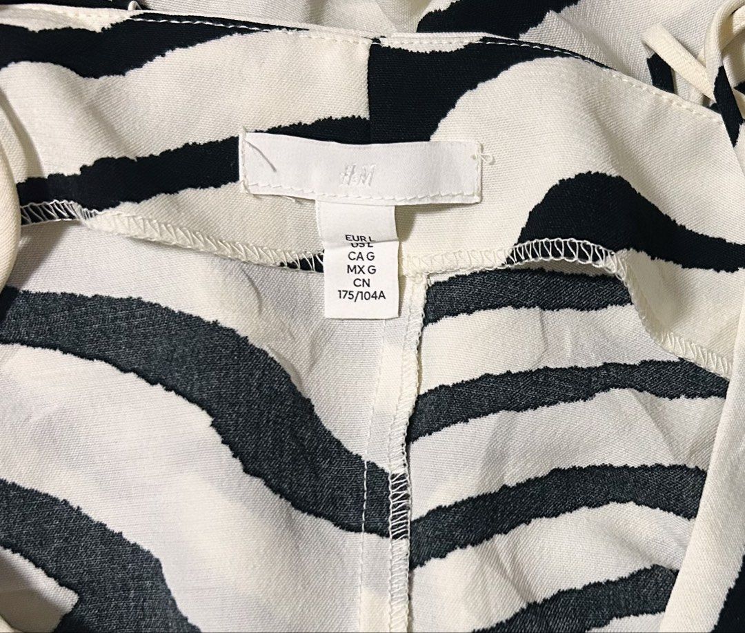 H&M (Category: Dresses) located in Davao. Submitted by sart0ria85 (Listing ID 1464304989, Image 3). Description: An Autumn 2010 collection in a shift casual of zebra print. 100%POLYESTER MADE IN CHINA 🇨🇳 LARGE. Size 8 EXCELLENT CONDITION (98/100).