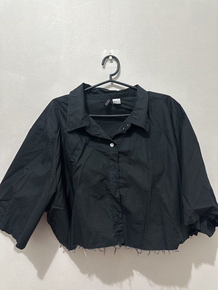 H&M black cropped top (Category: Shirts) located in Valenzuela. Submitted by lumaph (Listing ID 1464167445, Image 1). Description: .