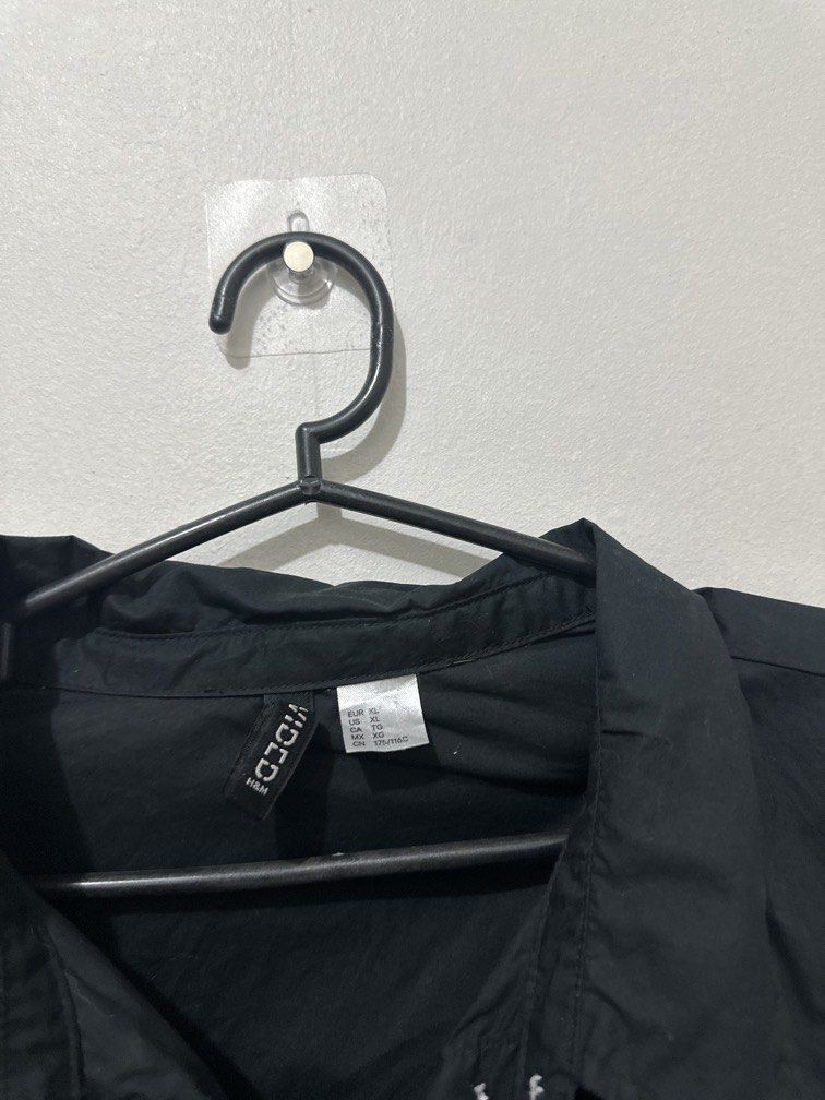 H&M black cropped top (Category: Shirts) located in Valenzuela. Submitted by lumaph (Listing ID 1464167445, Image 2). Description: .