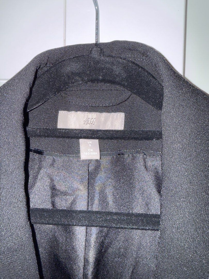 H&M Black Sleeveless Blazer Vest (Category: Sleeveless) located in Las Pinas. Submitted by ririmadrid (Listing ID 1464137944, Image 3). Description: - H&M Black Sleeveless Blazer Vest - Single button closure - Two flap pockets - Fully lined - Ideal for layering over tops or dresses - Versatile for work or casual outfits.
