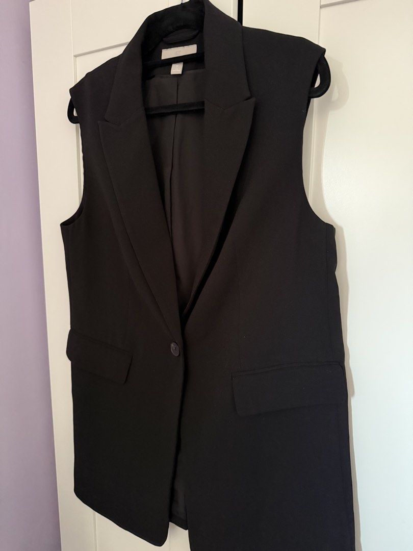 H&M Black Sleeveless Blazer Vest (Category: Sleeveless) located in Las Pinas. Submitted by ririmadrid (Listing ID 1464137944, Image 2). Description: - H&M Black Sleeveless Blazer Vest - Single button closure - Two flap pockets - Fully lined - Ideal for layering over tops or dresses - Versatile for work or casual outfits.