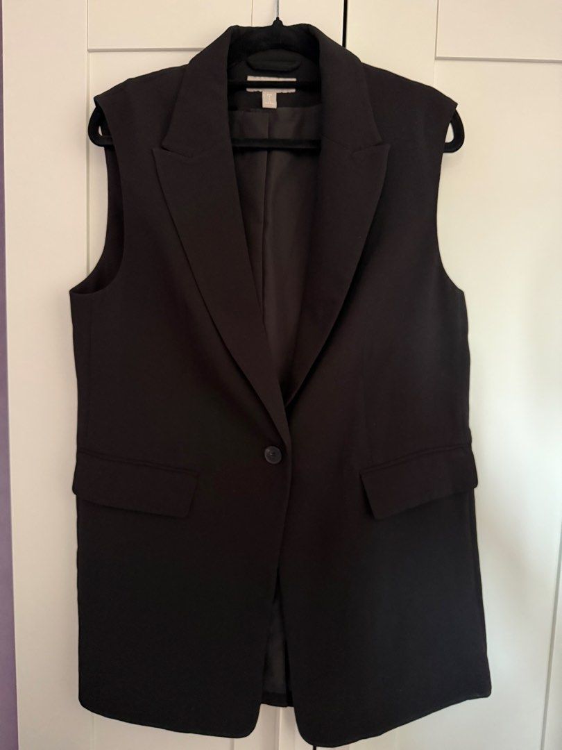 H&M Black Sleeveless Blazer Vest (Category: Sleeveless) located in Las Pinas. Submitted by ririmadrid (Listing ID 1464137944, Image 1). Description: - H&M Black Sleeveless Blazer Vest - Single button closure - Two flap pockets - Fully lined - Ideal for layering over tops or dresses - Versatile for work or casual outfits.