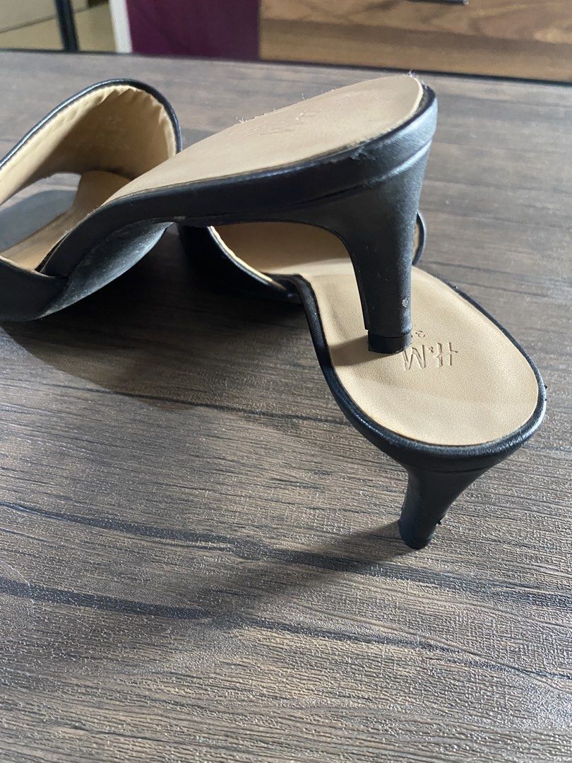 H&M Black Square Toe Heeled Mules Size 39 (Category: Heels) located in Quezon City. Submitted by jiujitsu_la (Listing ID 1464139796, Image 2). Description: - Brand: H&M - Color: Black - Style: Heeled Mules - Toe Shape: Square - Closure: Slip-on - Heel Height: Moderate - Size: 39 - Versatility: Perfect for dressing up or down.