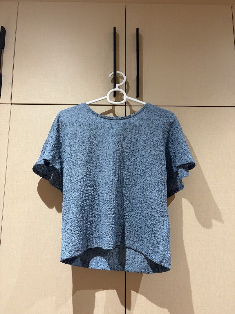 H&M Blue Textured Short Sleeve Top (Category: Blouses) located in Davao. Submitted by kandengpasabuy (Listing ID 1464252389, Image 1). Description: rfs: decluttering 📍davao 📦 spx express.