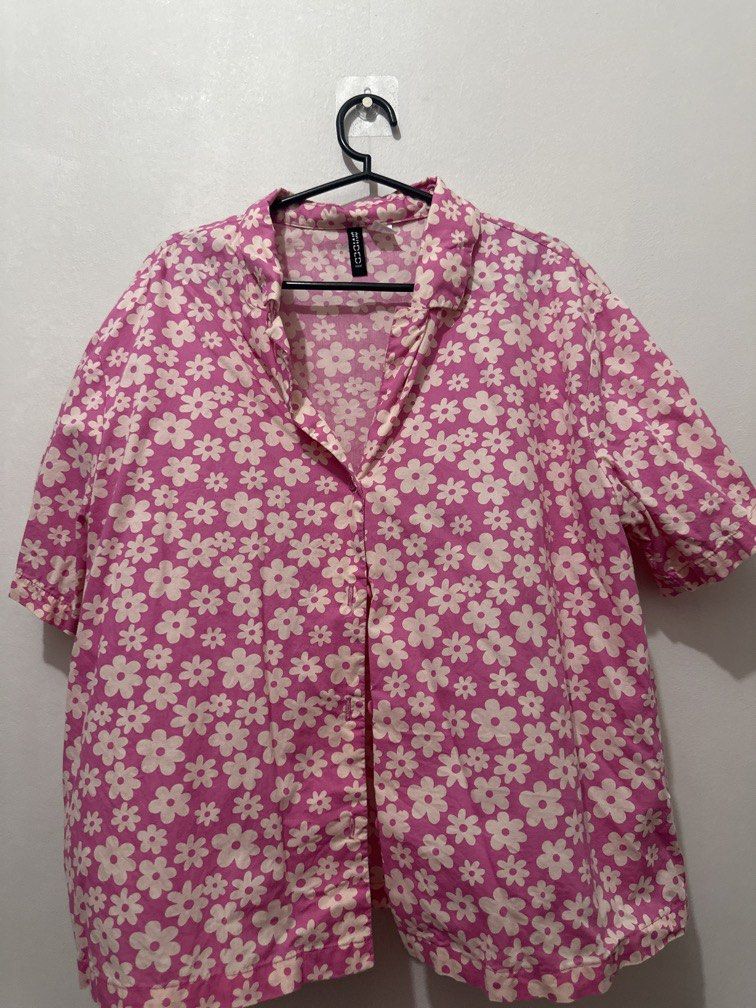 H&M Button Down Floral (Pink) (Category: Shirts) located in Valenzuela. Submitted by lumaph (Listing ID 1464165983, Image 1). Description: .
