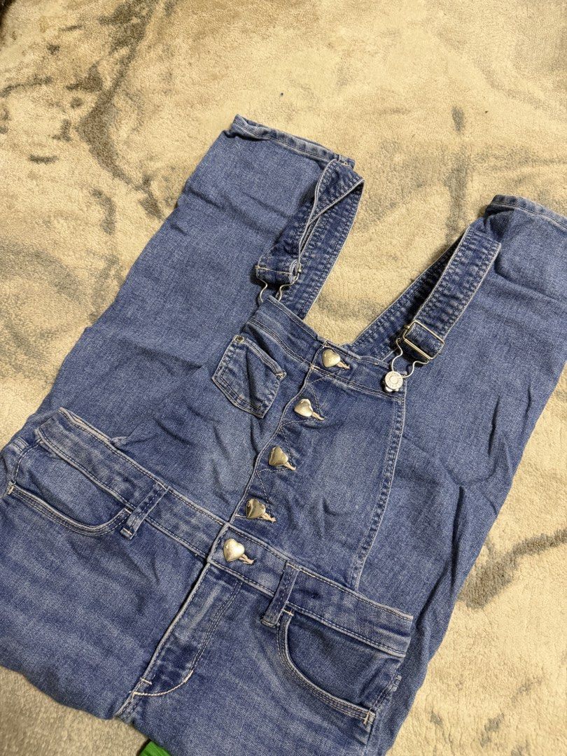 H&M Denim Overalls Heart Buttons (Category: Babies & Kids Fashion) located in Manila. Submitted by e.louise (Listing ID 1464331797, Image 2). Description: - Adorable H&M denim overalls - Features cute heart-shaped buttons down the front - Adjustable straps for a comfortable and customizable fit - Convenient front and back pockets - Ideal for everyday casual wear - Made in Bangladesh.