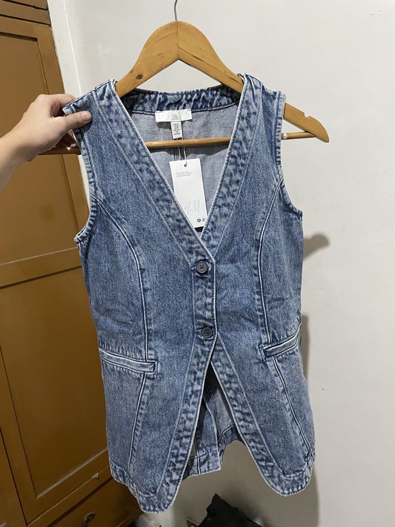 H&M DENIM VEST TOP (Category: Sleeveless) located in Manila. Submitted by jennysantos_ (Listing ID 1464213339, Image 1). Description: (1) SMALL (5) MEDIUM (1) LARGE (1) XL (1) XXL.