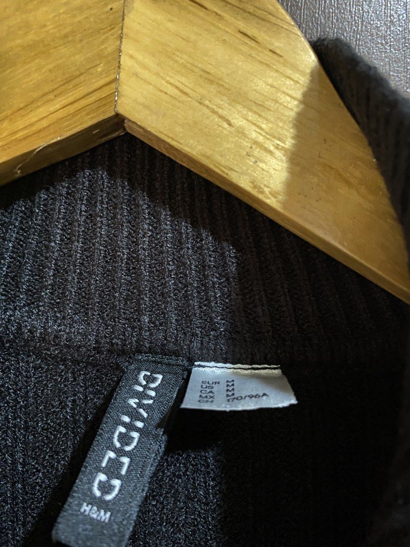 H&M Divided Black Ribbed Zip-Up Cardigan (Category: Coats, Jackets and Outerwear) located in Cebu City. Submitted by mickaaay (Listing ID 1464182849, Image 2). Description: - Brand: H&M Divided - Style: Black ribbed zip-up cardigan - Features: Mock neck, long sleeves, cropped fit - Versatile: Great for layering or wearing alone - Easy Styling: Pairs well with jeans or skirts - Occasion: Casual wear Not faded in actual.