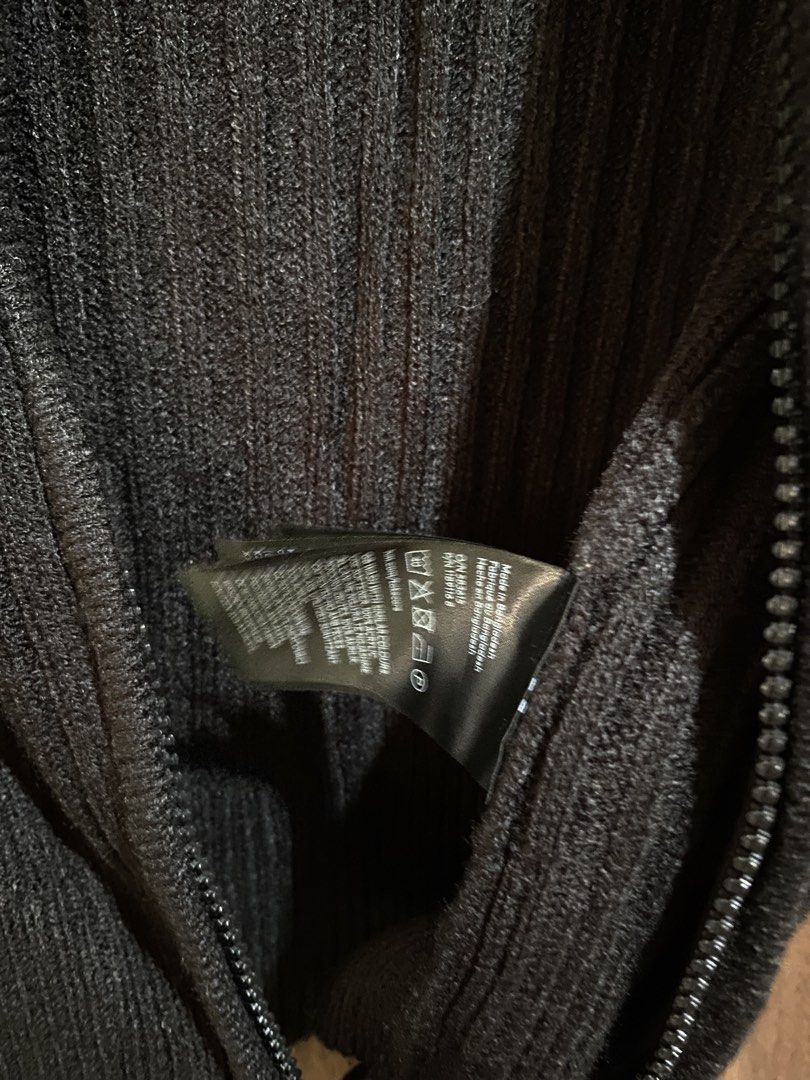 H&M Divided Black Ribbed Zip-Up Cardigan (Category: Coats, Jackets and Outerwear) located in Cebu City. Submitted by mickaaay (Listing ID 1464182849, Image 3). Description: - Brand: H&M Divided - Style: Black ribbed zip-up cardigan - Features: Mock neck, long sleeves, cropped fit - Versatile: Great for layering or wearing alone - Easy Styling: Pairs well with jeans or skirts - Occasion: Casual wear Not faded in actual.