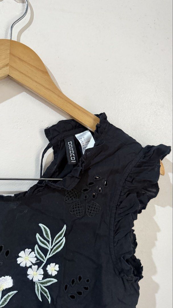 H&M divided Eyelet Floral Top (Category: Blouses) located in Tarlac. Submitted by cln.vender (Listing ID 1464161668, Image 2). Description: .
