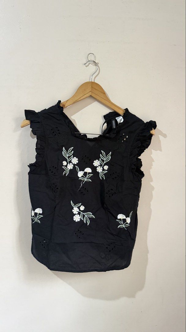 H&M divided Eyelet Floral Top (Category: Blouses) located in Tarlac. Submitted by cln.vender (Listing ID 1464161668, Image 1). Description: .