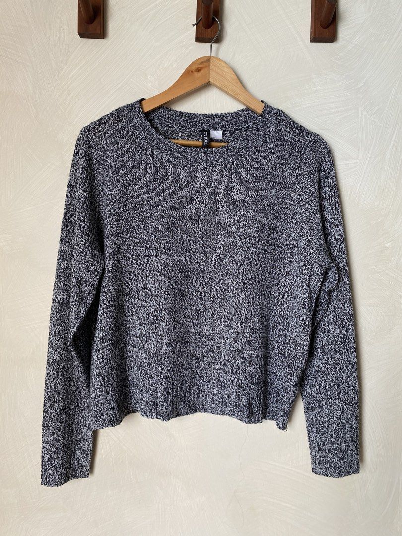H&M Divided Grey Speckled Knit Sweater Size M (Category: Longsleeves) located in Rizal. Submitted by lavie.ish (Listing ID 1464180572, Image 1). Description: - Grey speckled knit sweater - Brand: H&M Divided - Style: Cropped length, crew neck, long sleeves - Estimated Size: Medium - Versatile: Great for layering or wearing alone - Easy to style with jeans or skirts.