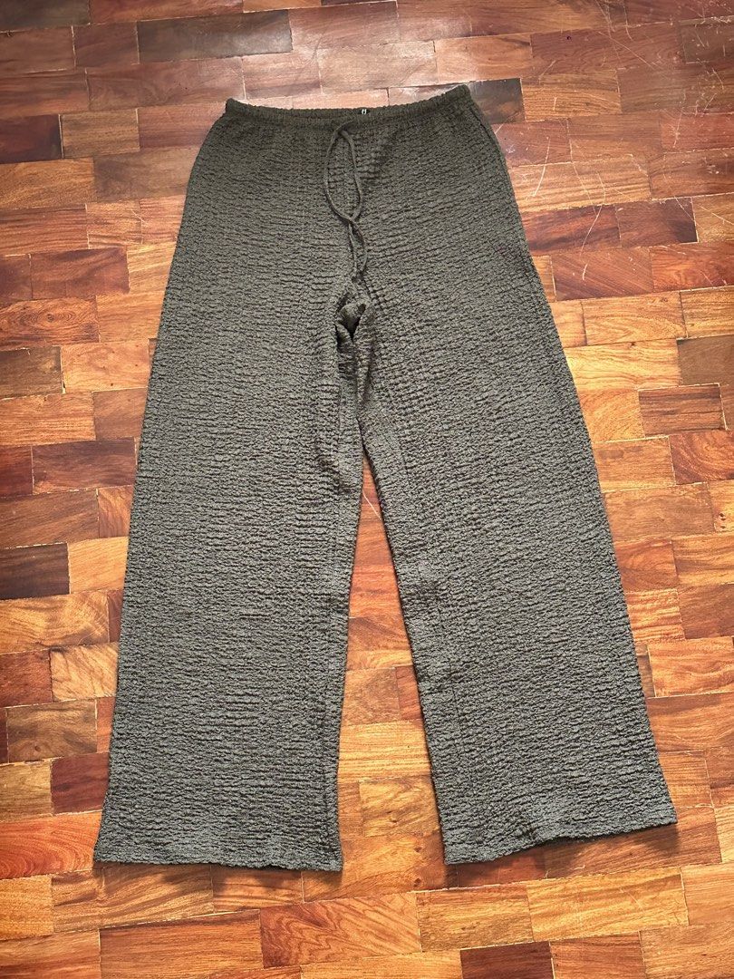 H&M Divided Textured Wide Leg Pants (Category: Jeans) located in Cainta. Submitted by buy.preloved (Listing ID 1464216503, Image 2). Description: - H&M Divided olive green pants - Unique crinkled texture - Wide leg style - Drawstring waist for adjustable comfort - Comfortable and casual, perfect for everyday wear.