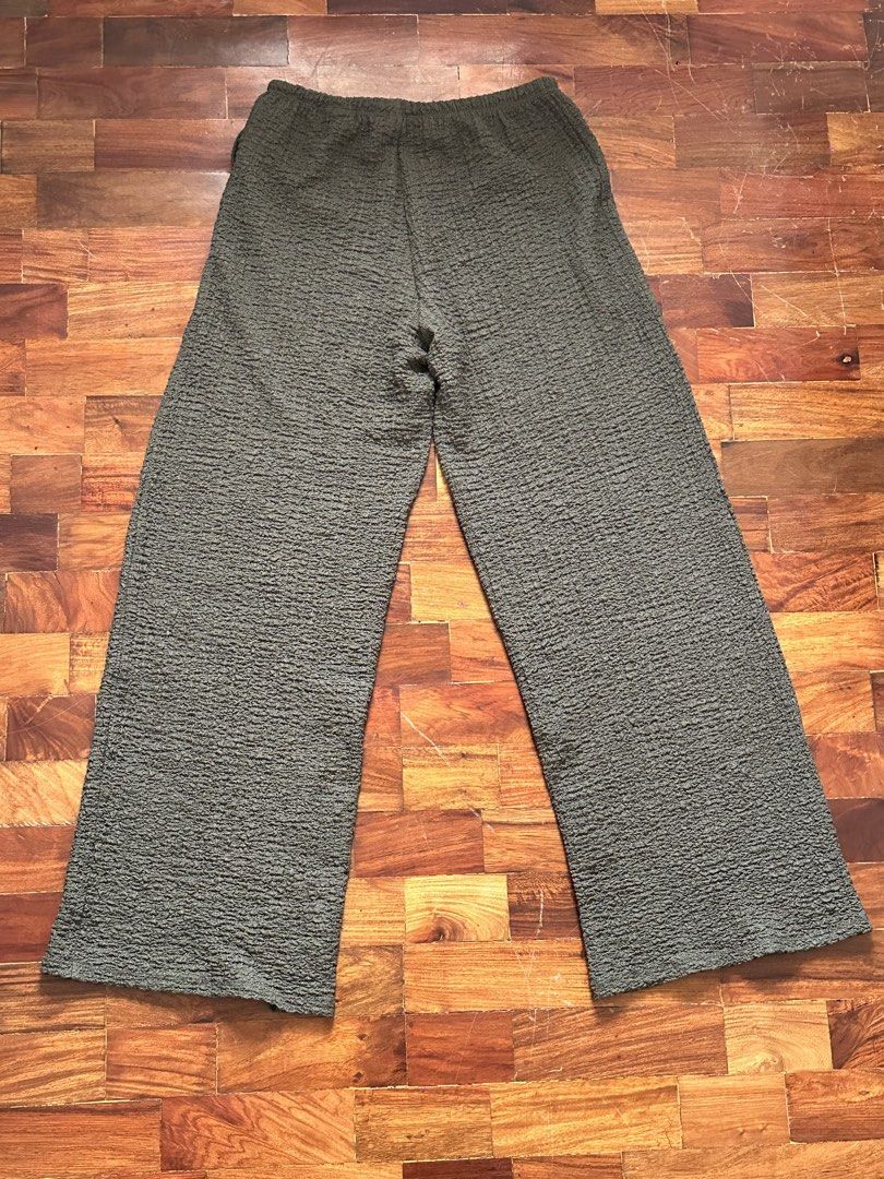 H&M Divided Textured Wide Leg Pants (Category: Jeans) located in Cainta. Submitted by buy.preloved (Listing ID 1464216503, Image 3). Description: - H&M Divided olive green pants - Unique crinkled texture - Wide leg style - Drawstring waist for adjustable comfort - Comfortable and casual, perfect for everyday wear.