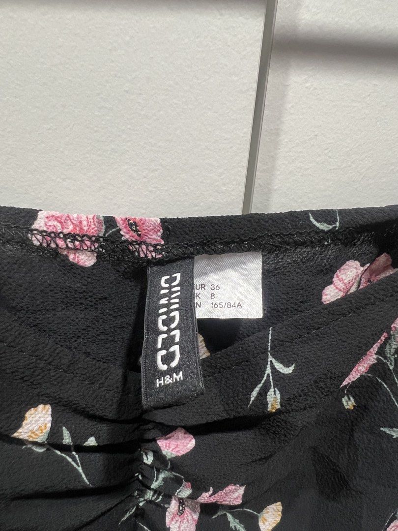 H&M floral dress (Category: Dresses) located in Taguig. Submitted by strutstella (Listing ID 1464177034, Image 2). Description: Small size Used once Will fit up to 34 bust and 27 waist Zipper on the side.