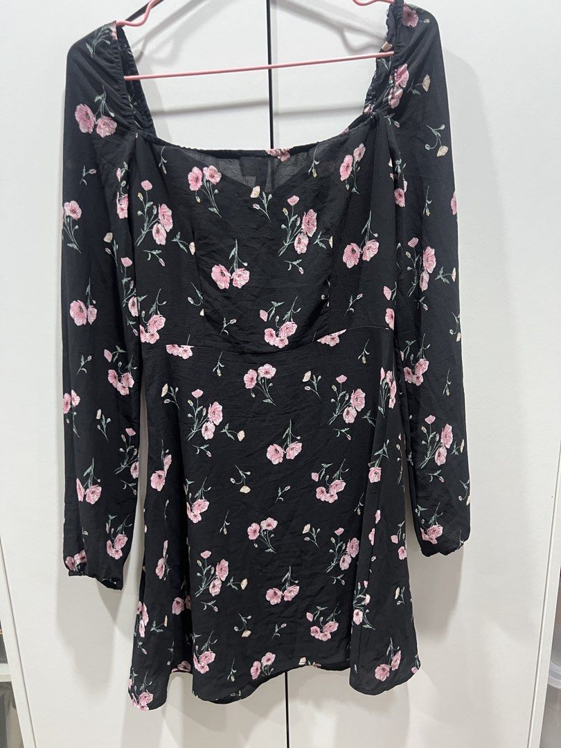 H&M floral dress (Category: Dresses) located in Taguig. Submitted by strutstella (Listing ID 1464177034, Image 3). Description: Small size Used once Will fit up to 34 bust and 27 waist Zipper on the side.