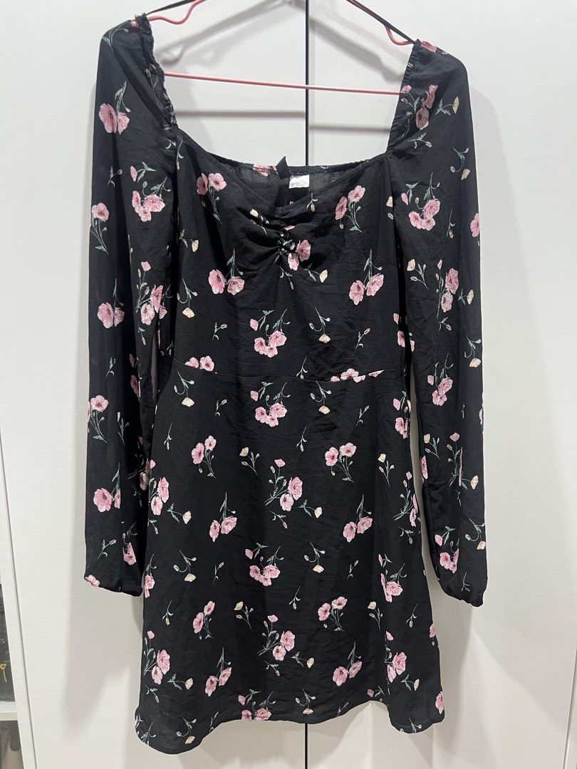 H&M floral dress (Category: Dresses) located in Taguig. Submitted by strutstella (Listing ID 1464177034, Image 1). Description: Small size Used once Will fit up to 34 bust and 27 waist Zipper on the side.