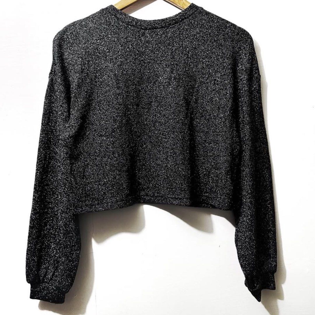 H&m Glittered Top (Category: Blouses) located in Taguig. Submitted by intransitforyou (Listing ID 1464222886, Image 1). Description: Can fit upto M Strechy.