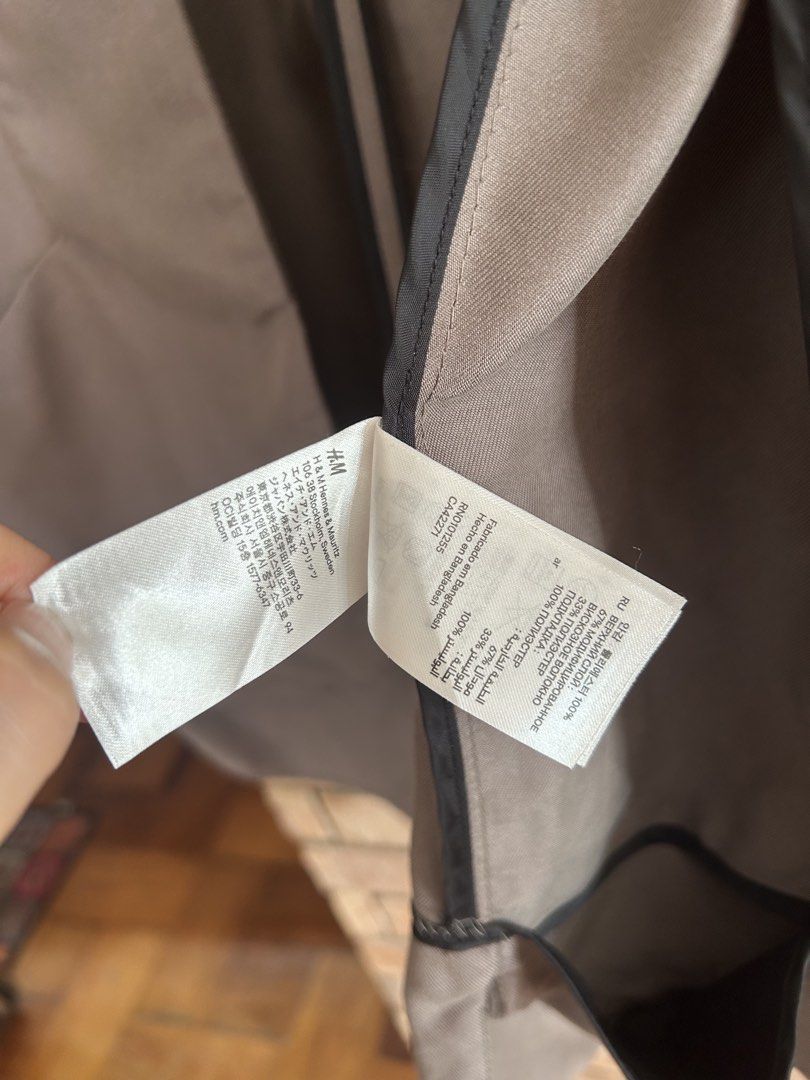 H&M Grey Collarless Blazer Jacket Size 4 (Category: Coats, Jackets and Outerwear) located in Bulacan. Submitted by peach1025 (Listing ID 1464149164, Image 3). Description: - Grey H&M Blazer - Collarless design - Front pockets - Made in Bangladesh - Size: 4 (EUR 34, US 4, CA 4, CN 160/80A) - Versatile for work or casual wear - Simple and classic style.