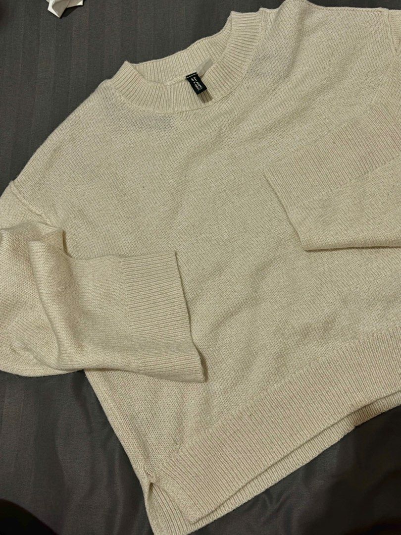 H&M knit top (Category: Coats, Jackets and Outerwear) located in Marikina City. Submitted by flcty.aaleex (Listing ID 1464281176, Image 3). Description: Color: Cream Size: S on tag but can fit up to M.