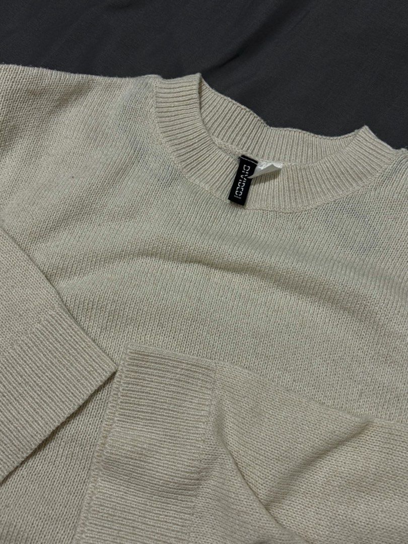 H&M knit top (Category: Coats, Jackets and Outerwear) located in Marikina City. Submitted by flcty.aaleex (Listing ID 1464281176, Image 2). Description: Color: Cream Size: S on tag but can fit up to M.