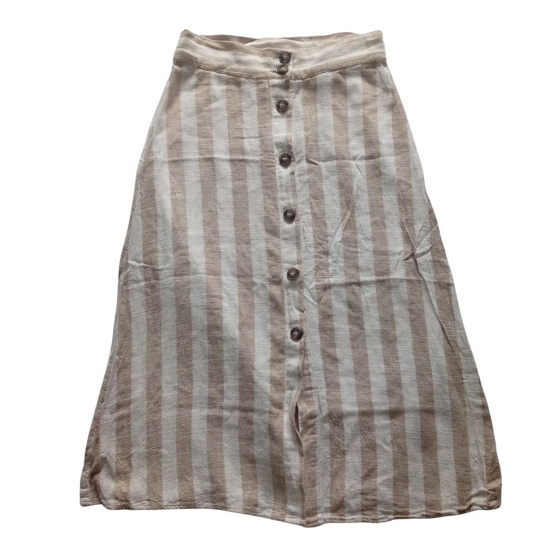 H&M Linen Blend Striped Button-Front Midi Skirt (Category: Skirts) located in Baguio. Submitted by tequilamojito (Listing ID 1464211593, Image 1). Description: Waistline: 24-25 cm - H&M striped midi skirt - Comfortable linen blend fabric - Functional button front closure - Ideal for casual outfits - Effortless to style for any occasion MOD : J&T NO COD NO RUSH (UNLESS THERES A NEED) NO MEET UPS MOP: GCASH & MAYA LOCATION: BAGUIO.