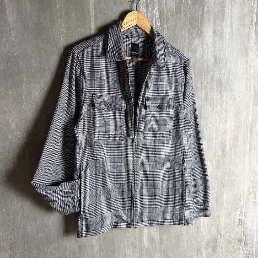 H&M Men Grey & Black Twill Jacket (Category: Coats, Jackets and Outerwear) located in Puerto Princesa. Submitted by terdsthrift (Listing ID 1464308109, Image 1). Description: H&M Men Grey & Black Twill Jacket Size: Small Width: 20 Length: 27 In Excellent Condition / No Issue Color Rate: 10/10 - Regular fit - Zip-up front - Two chest pockets - Long sleeves - Versatile for layering, wear open or zipped up.