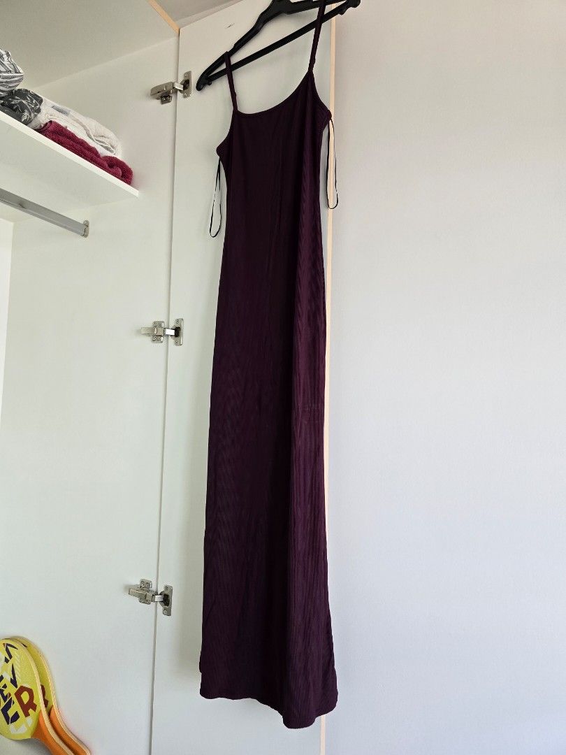 H&M Ribbed Plum Maxi Dress (Category: Dresses) located in Paranaque City. Submitted by incognitopawikan (Listing ID 1464161374, Image 1). Description: - Plum colored ribbed maxi dress - From Divided by H&M - Features spaghetti straps with adjustable length - Made with stretchy material for comfort - Versatile for layering or wearing solo.