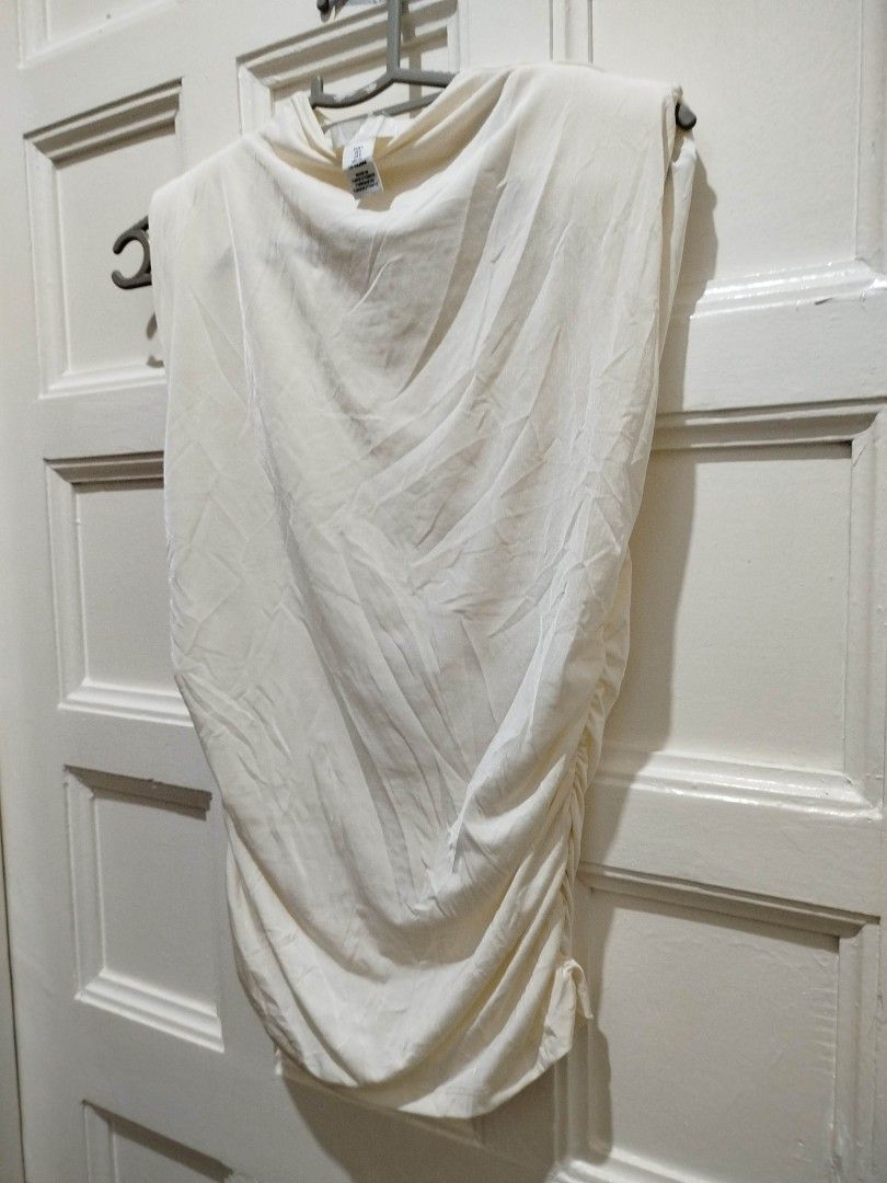 H&M white top (Category: Sleeveless) located in Las Pinas. Submitted by wisedragon-84af (Listing ID 1464282720, Image 1). Description: .