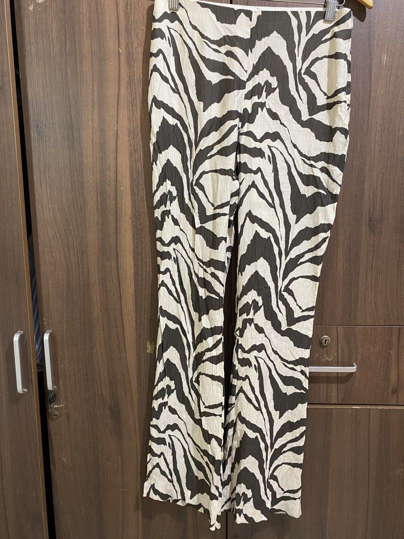 H&M Zebra Print Crinkle Flare Pants (Category: Jeans) located in Cebu City. Submitted by mickaaay (Listing ID 1464185553, Image 1). Description: - Trendy zebra print pants from H&M - Unique crinkled texture all over - Comfortable elastic waistband - Stylish flare leg design - Makes a bold statement piece for your wardrobe.