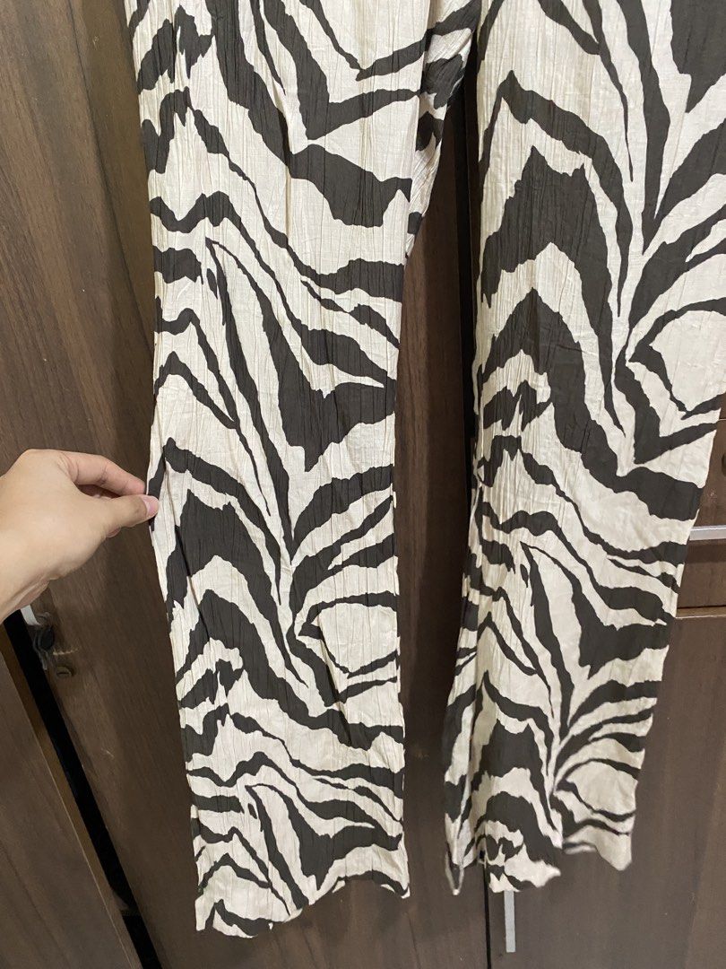 H&M Zebra Print Crinkle Flare Pants (Category: Jeans) located in Cebu City. Submitted by mickaaay (Listing ID 1464185553, Image 2). Description: - Trendy zebra print pants from H&M - Unique crinkled texture all over - Comfortable elastic waistband - Stylish flare leg design - Makes a bold statement piece for your wardrobe.