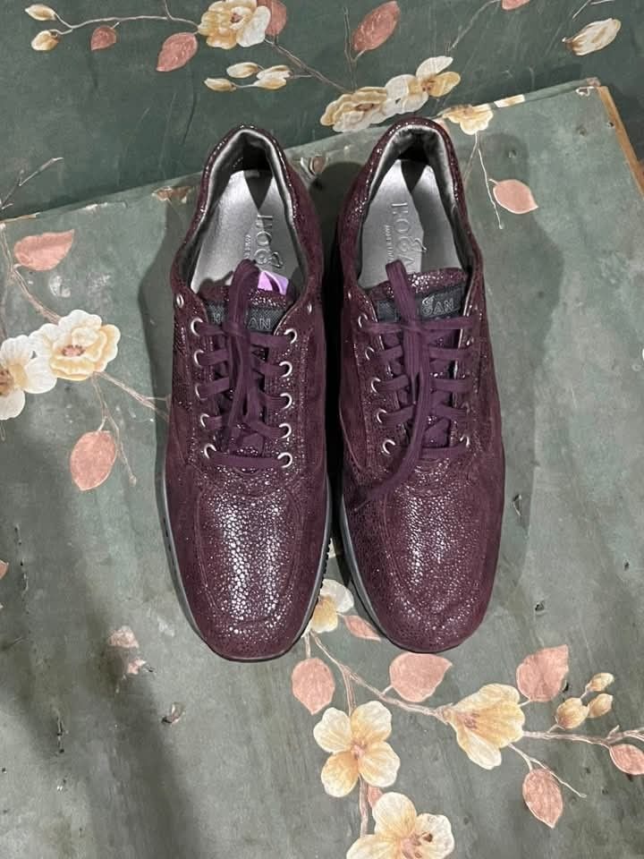 Hogan Interactive Burgundy Textured Leather Sneakers (Category: Sneakers) located in Sindangan. Submitted by waterbop (Listing ID 1464272326, Image 3). Description: Hogan Interactive Burgundy Textured Leather Sneakers 7500 free ship SIZE 40 ON TAG AS NEW CONDITION 10/10 COLOR RATE ISSUE ( MINIMAL ONLY 0.1% LANG JUST DM ME ) LOC ZAMBOANGA DEL NORTE.