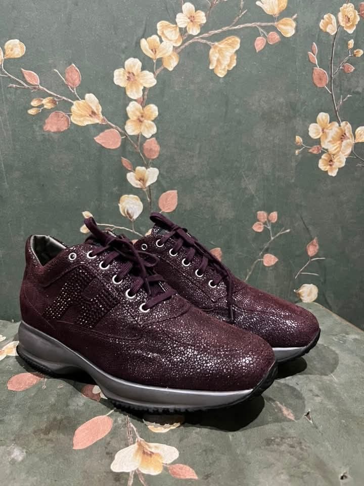 Hogan Interactive Burgundy Textured Leather Sneakers (Category: Sneakers) located in Sindangan. Submitted by waterbop (Listing ID 1464272326, Image 2). Description: Hogan Interactive Burgundy Textured Leather Sneakers 7500 free ship SIZE 40 ON TAG AS NEW CONDITION 10/10 COLOR RATE ISSUE ( MINIMAL ONLY 0.1% LANG JUST DM ME ) LOC ZAMBOANGA DEL NORTE.