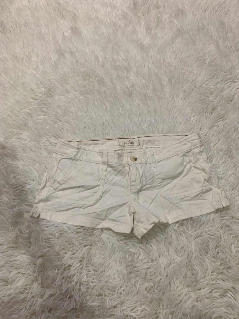 Hollister White Shorts Size 1 (Category: Shorts) located in Iba. Submitted by thriftcoyan (Listing ID 1464235562, Image 3). Description: - White Hollister micro shorts - Size 1 - Front and back pockets - Button and zip closure - Made with stretch fabric - Perfect for casual wear.
