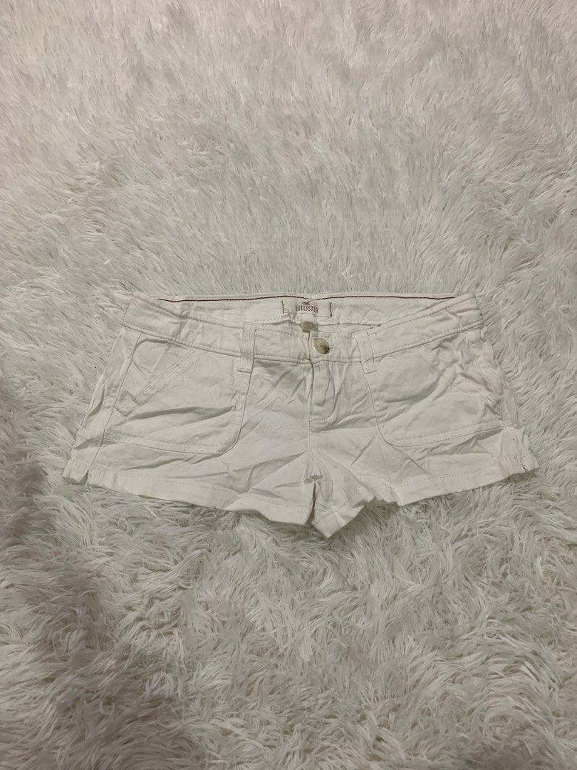 Hollister White Shorts Size 1 (Category: Shorts) located in Iba. Submitted by thriftcoyan (Listing ID 1464235562, Image 1). Description: - White Hollister micro shorts - Size 1 - Front and back pockets - Button and zip closure - Made with stretch fabric - Perfect for casual wear.