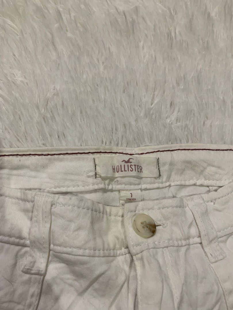 Hollister White Shorts Size 1 (Category: Shorts) located in Iba. Submitted by thriftcoyan (Listing ID 1464235562, Image 2). Description: - White Hollister micro shorts - Size 1 - Front and back pockets - Button and zip closure - Made with stretch fabric - Perfect for casual wear.