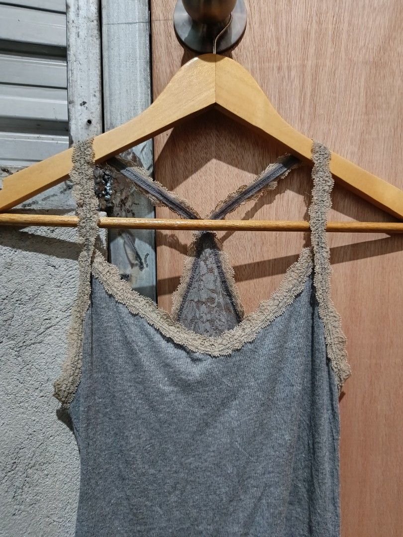 Hollister y2k top (Category: Sleeveless) located in Davao. Submitted by mln-boutique (Listing ID 1464274949, Image 2). Description: size - small to medium good condition.