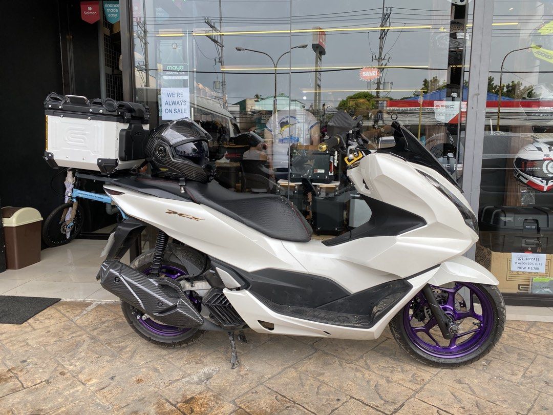 Honda PCX 160 ABS 2023 White (Category: Motorbikes for Sale) located in Mariveles. Submitted by alduaneroxasramos_12 (Listing ID 1464302490, Image 2). Description: Honda PCX 160 ABS 2023 Low mileage - 7K only (never nagamit sa long ride, pang hatid sa school lang) 1. Powder coated rims 2. SEC top box included 3. All stock 4. Parked in covered garage 5. Casa maintained.