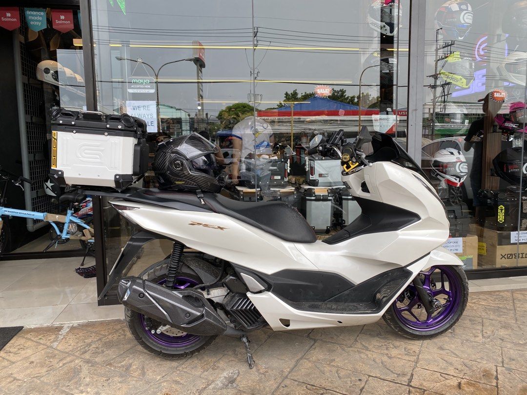 Honda PCX 160 ABS 2023 White (Category: Motorbikes for Sale) located in Mariveles. Submitted by alduaneroxasramos_12 (Listing ID 1464302490, Image 3). Description: Honda PCX 160 ABS 2023 Low mileage - 7K only (never nagamit sa long ride, pang hatid sa school lang) 1. Powder coated rims 2. SEC top box included 3. All stock 4. Parked in covered garage 5. Casa maintained.