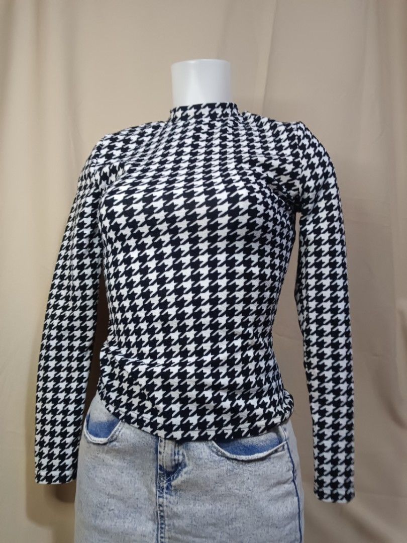 Houndstooth Mock Neck Long Sleeve Top (Category: Longsleeves) located in Manila. Submitted by rabpisces23 (Listing ID 1464283394, Image 1). Description: - Classic black and white houndstooth print - Stylish mock neck design - Long sleeves for a sleek look - Fitted silhouette for a flattering shape - Versatile: pairs perfectly with jeans or skirts - A must-have addition to your wardrobe.